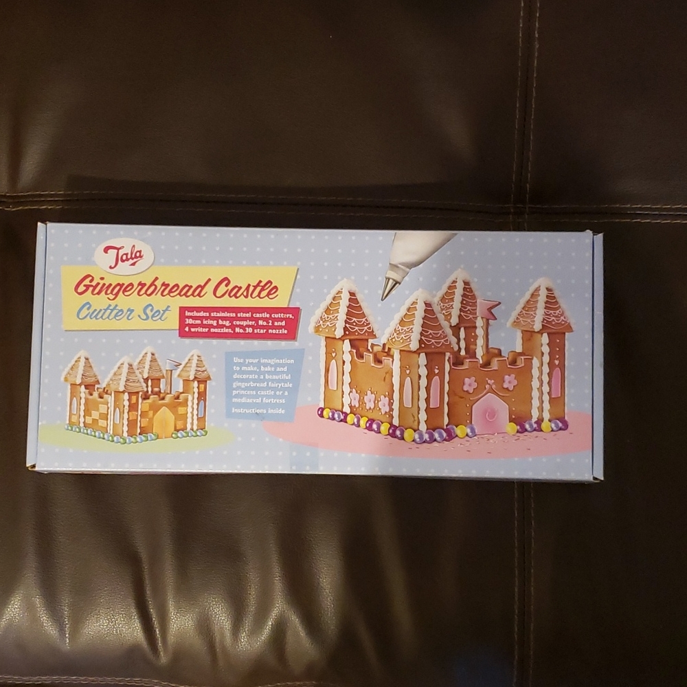GINGERBREAD CASTLE CUTTER SET